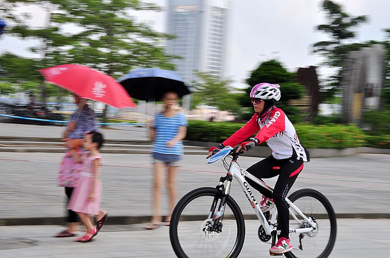 动态十足踦行追焦拍摄 自行车比赛前练习_新闻