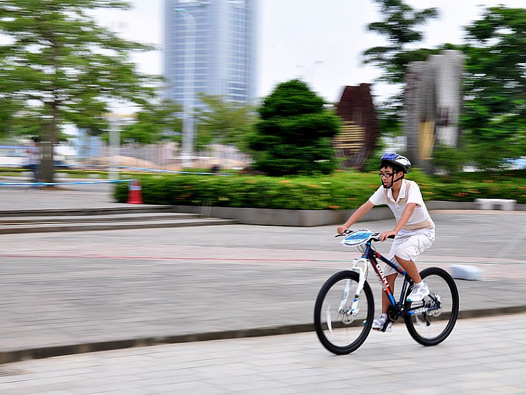 动态十足踦行追焦拍摄 自行车比赛前练习
