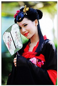 穿黑色汉服的美女