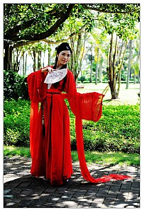 穿红色汉服的姑娘