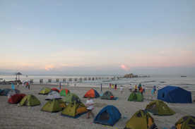 沙滩上的帐篷+清风笑烟雨