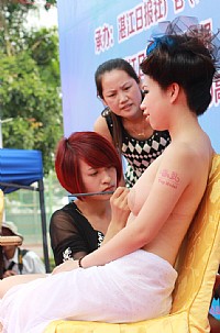 车展 睿致模特之人体彩绘