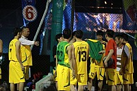 “红牛杯”能量周末篮球赛新活力对阵尖峰队