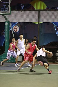 “红牛杯”能量周末篮球赛牛密队遭遇丰源金地