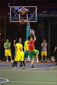 “红牛杯”篮球赛上最帅飞身上篮