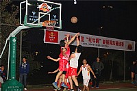 篮球赛上的精彩拼抢