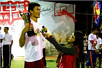 2013年湛江市“红牛杯”能量周末篮球赛前三名颁奖.