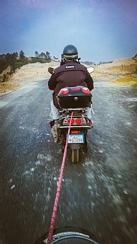 拍摄现场电动车没电 幸得摄友相助拉车出山