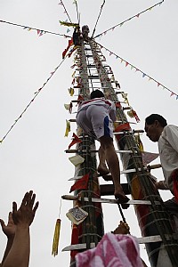 麒麟村的冲轿、刀梯。