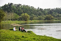 夕阳下的湖光岩如新娘子般娇羞美丽