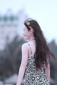 扫金沙湾广场的美女。