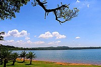 湖光岩的碧水蓝天与翠绿