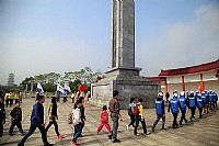 缅怀英烈寄哀思，描摹碑文慰忠魂