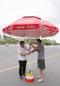 湛江中粮可口可乐慰问一线交警，送去夏日清凉