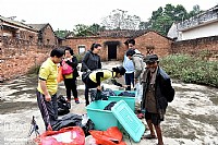 老人冬天终于有衣服穿了