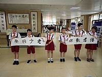 湛江新鲜事：百位长者戴红领巾过儿童节