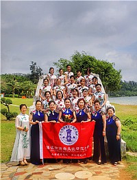 旗袍佳人秀美韵，湖光岩别样春色