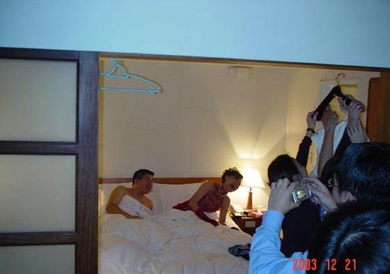 朋友新婚闹洞房实拍1