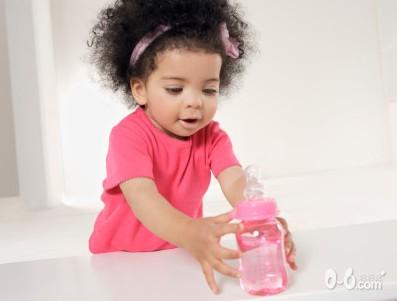 不要纵容宝宝用奶瓶喝水的习惯
