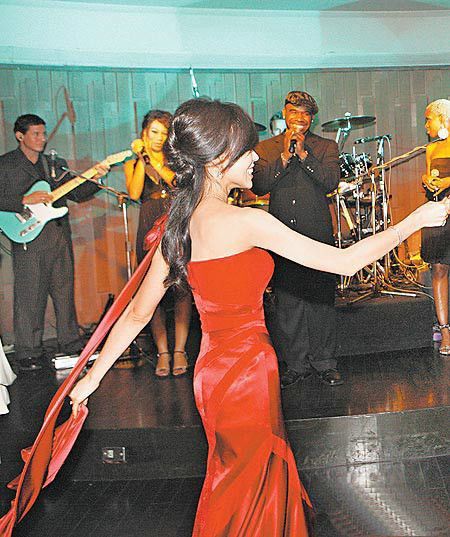 曾馨莹的婚纱款式欣赏3