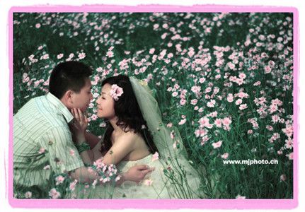 深情的小夫妻结婚摄影照片欣赏6