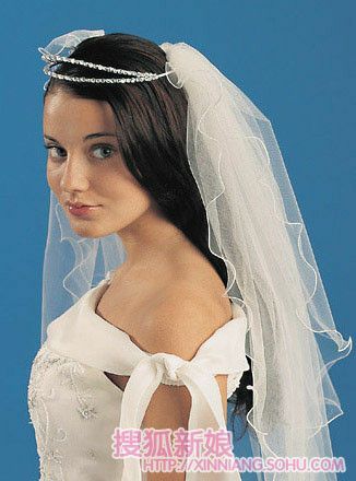 婚礼上新娘头纱的戴法1