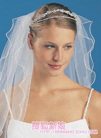 婚礼上新娘头纱的戴法3