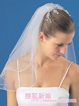 婚礼上新娘头纱的戴法5