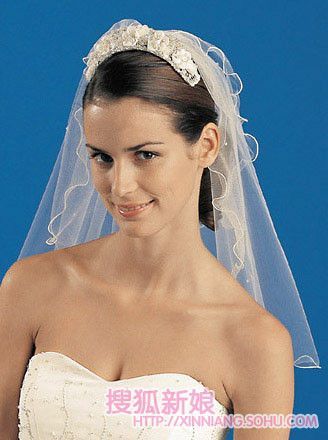 婚礼上新娘头纱的戴法7