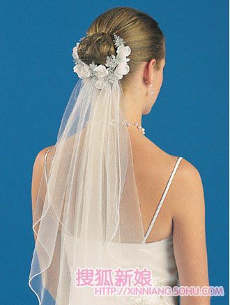 婚礼上新娘头纱的戴法8