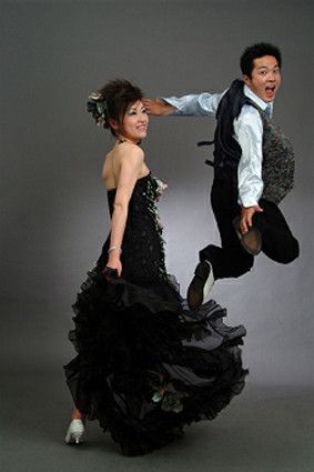 80后夫妻的时尚婚纱照1