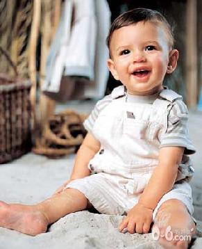 该让１岁的宝宝自己吃饭吗？