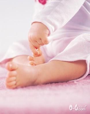 何时吃辅食？宝宝行为告诉你