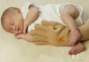 何时吃辅食？宝宝行为告诉你