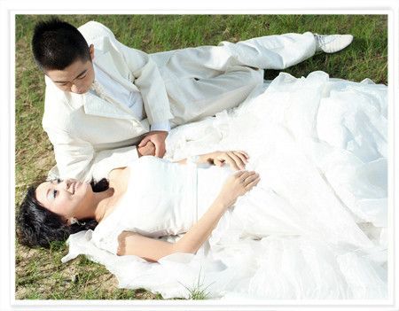 草地婚纱摄影欣赏1