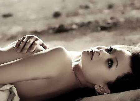 超简单小方法 让乳头从黑变嫩红