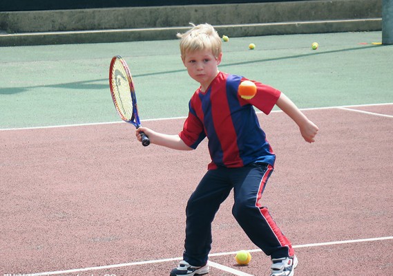 打网球的小男孩